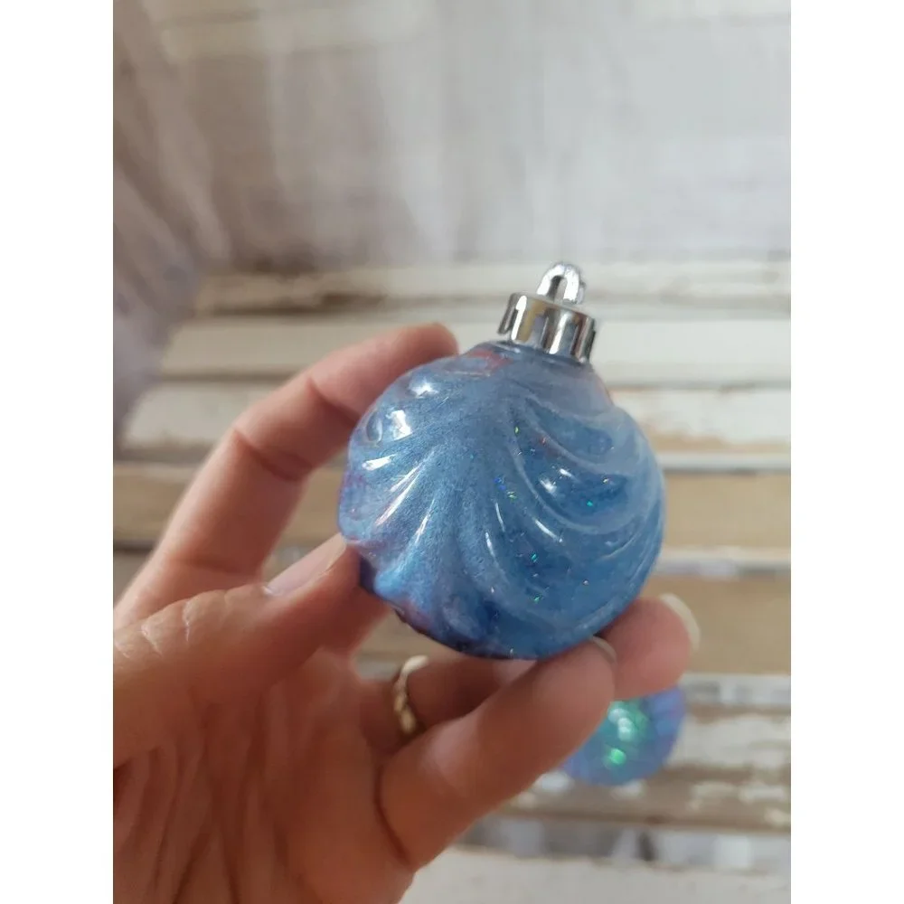 Tie dye Blue sparkle‎ pink plastic ball ornament se